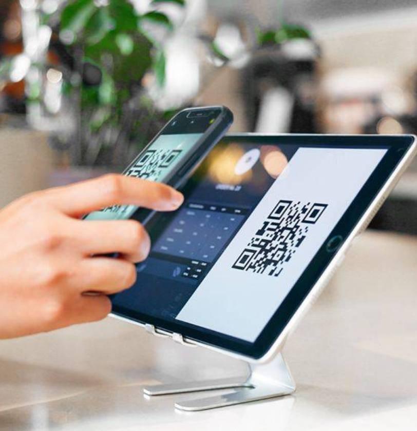 Un chevalet CalVal posé sur le comptoir d'un restaurant partenaire, avec son QR code