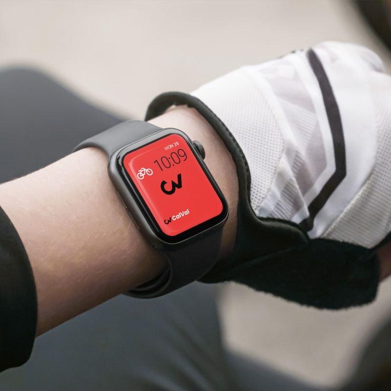 Une montre connectée affichant les calories brûlées